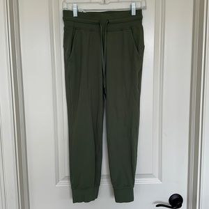 Lululemon Cropped joggers green size 4
